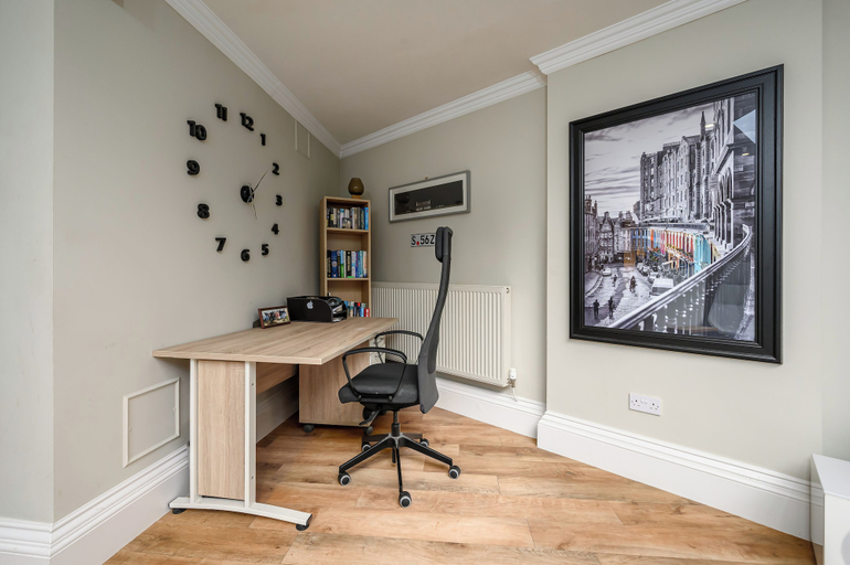 Room 2, Elegant 3-Bedroom Flat in West End, Edinburgh