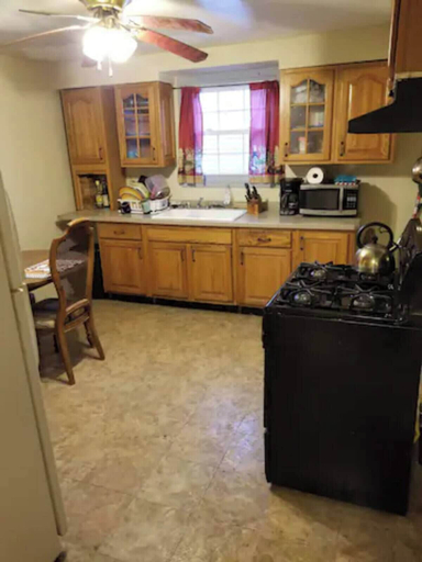 Private kitchen, House can sleep 8 or more people, Beaver