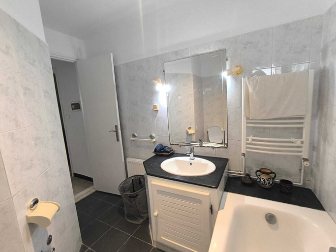 Bathroom 3, Charmant Appart Punique au Cœur de Carthage, Carthage