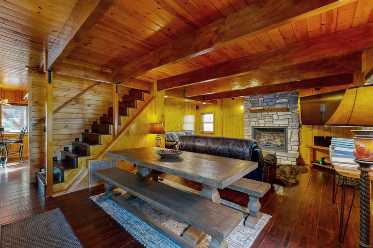 Interior 5, Primrose Cabin #709, San Bernardino