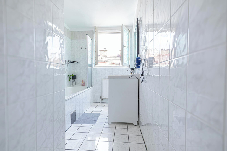 Shared bathroom 4, Stylish 3BR Apt With Balcony City Center, Wien