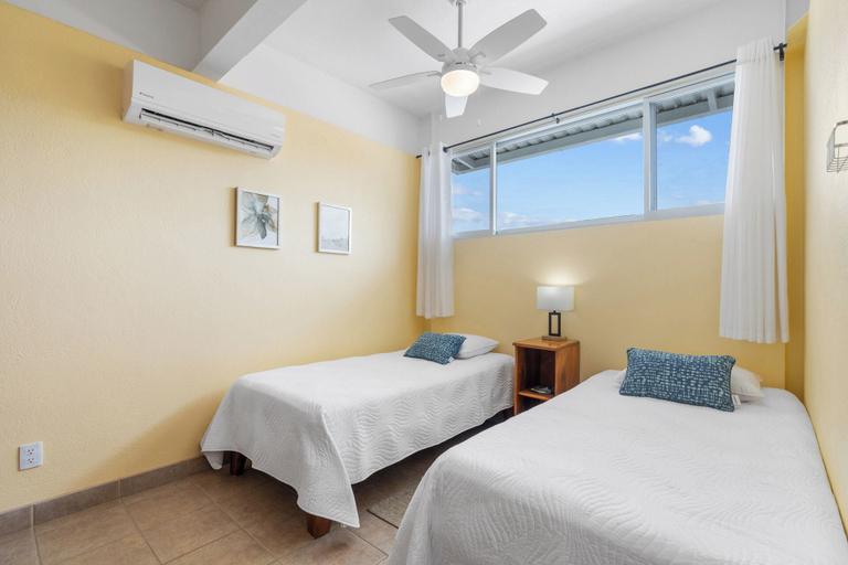 Room 4, Modern Top-Floor Condo with Panoramic Views and Community Pool, Carrillo