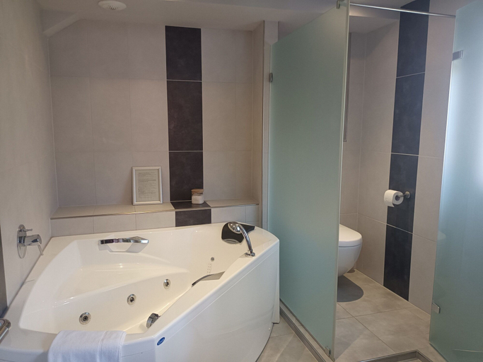 Indoor spa tub 5, L'Ecrevisse, Bas-Rhin