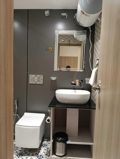 Bathroom 2, MOHANS INN, Hardwar
