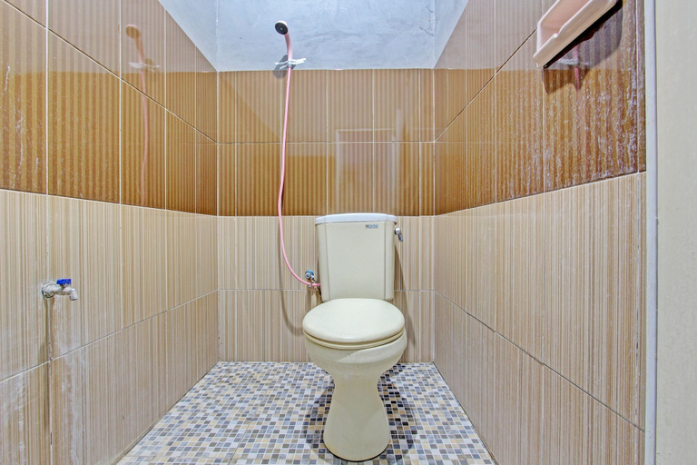 Bathroom, OYO 92287 Hotel Aji Mantoro, Wonogiri