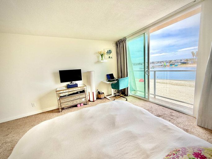 Room 2, Mission Beach Bayfront Two-story bay View Condo, San Diego