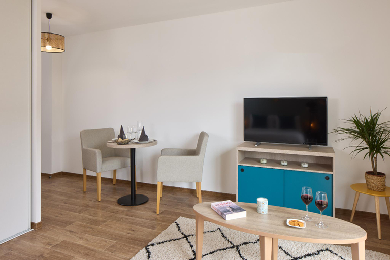 Separate living room, Quality Aparthotel Valenciennes, Nord