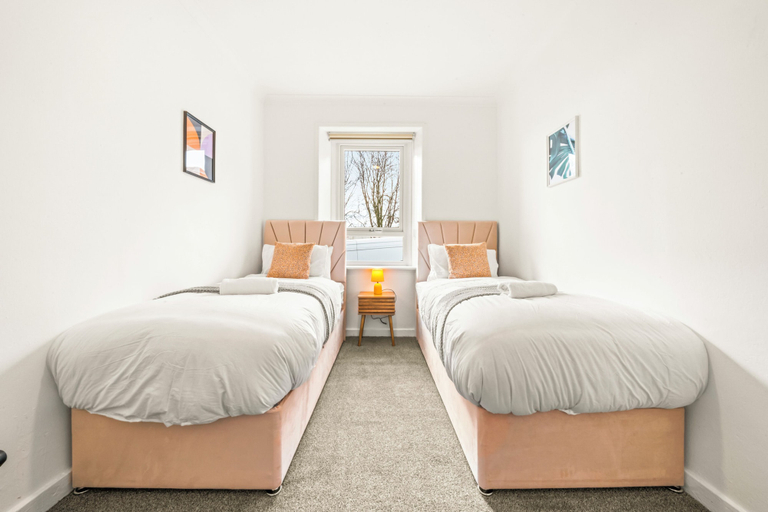 Room 2, Cosy and Bright 3-Bedroom Flat, Glasgow