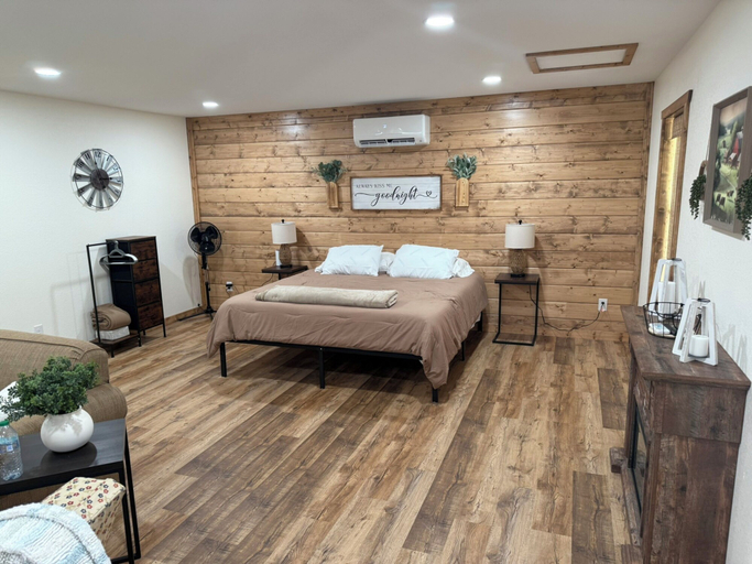 Room 3, Cozy Dragon's Nest Cabin Retreat, Graham
