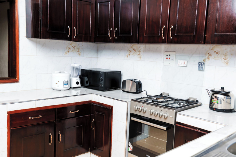 Shared kitchen 2, Kandez Holiday Home, Entebbe