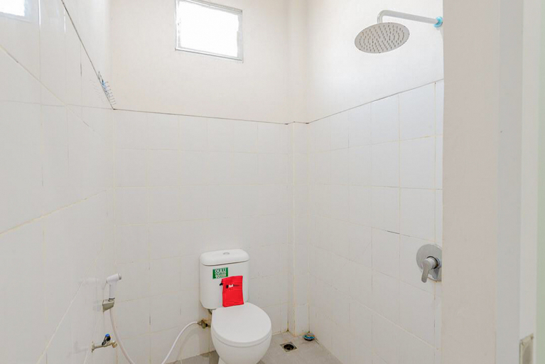 Bathroom 3, RedDoorz Plus Syariah @ Raya Nginden 2, Surabaya
