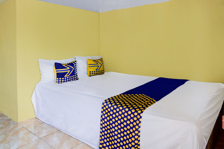 Room 5, SPOT ON 92480 Iwn Homestay Syariah, Banyuwangi