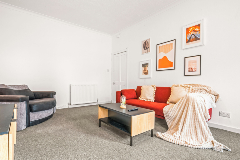 Living area 4, Cosy and Bright 3-Bedroom Flat, Glasgow