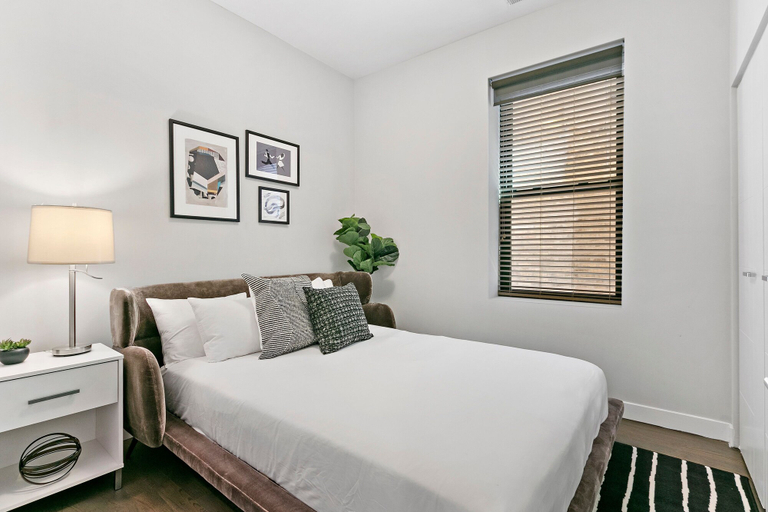 Room 3, Your 2BR Home - Div 102 rep, Cook