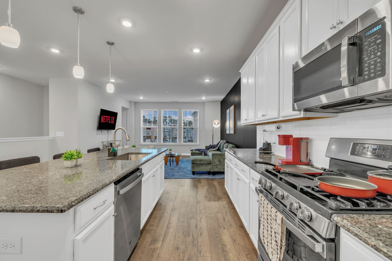 Private kitchen 2, King 4BR Townhouse to Downtown Durham, Durham