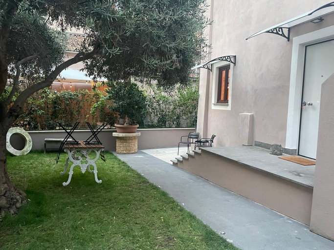Garden 5, Exclusive 2-Bed Villa 5 min to Colosseum, Roma