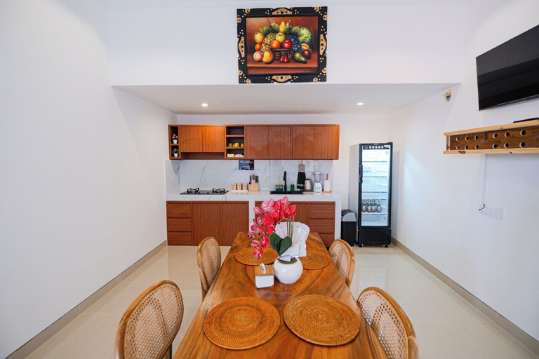 In-room dining 4, Crystal Flow Guest House & Apartment Canggu, Badung