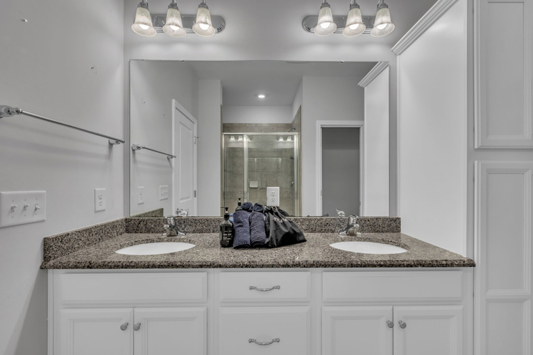 Bathroom 5, King 4BR Townhouse to Downtown Durham, Durham
