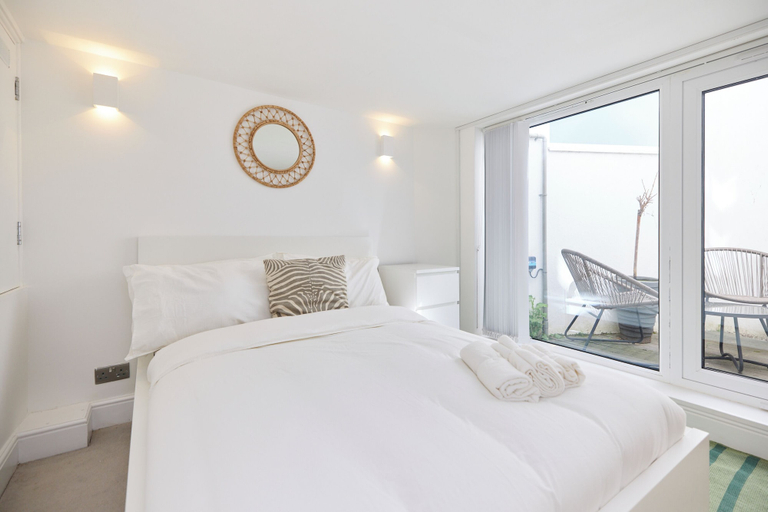 Room 4, Countryside Edge Flat, Surrey