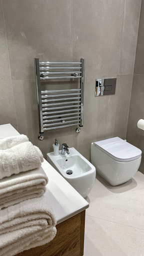 Bathroom 3, LA PERLA AZZURRA, Latina