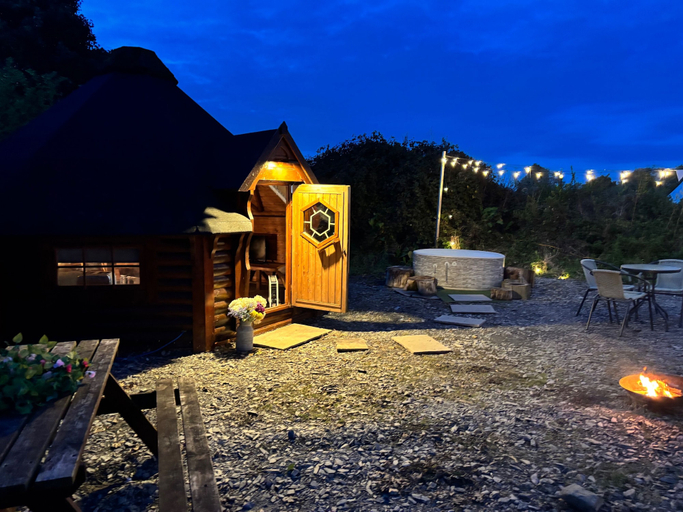 Outdoor dining 5, Hobbit Haven Hot Tub and Countryside Bliss, Anglesey