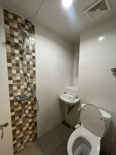 Bathroom 5, The Alton Residence by Paparent, Semarang