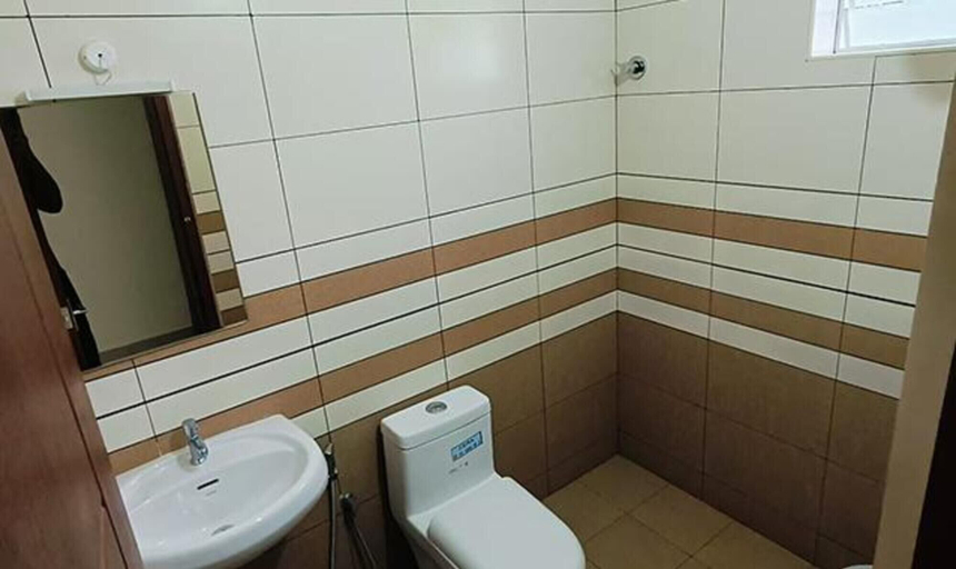 Bathroom 2, Fabhotel Jk Grand, Ernakulam