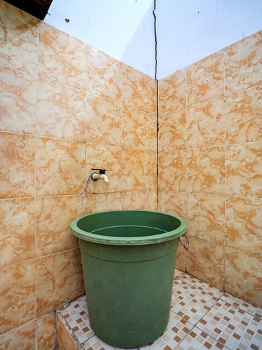Bathroom 4, SPOT ON 92480 Iwn Homestay Syariah, Banyuwangi