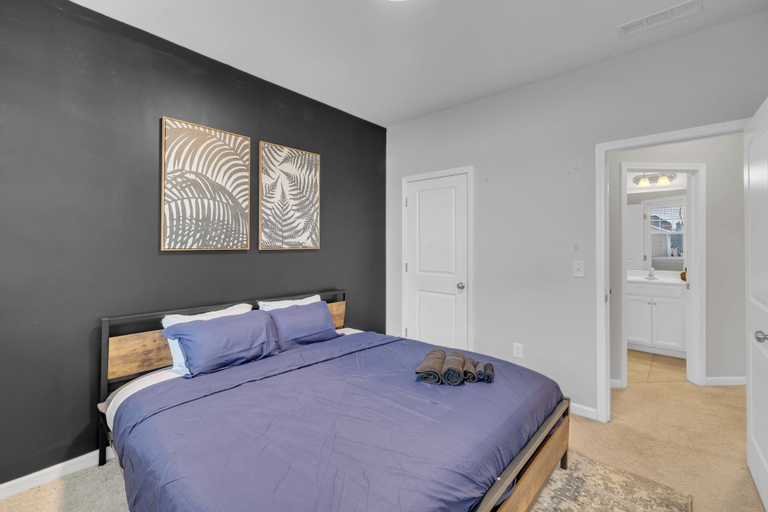 Room 4, King 4BR Townhouse to Downtown Durham, Durham