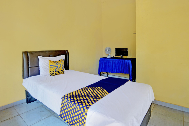 Room 3, SPOT ON 92480 Iwn Homestay Syariah, Banyuwangi