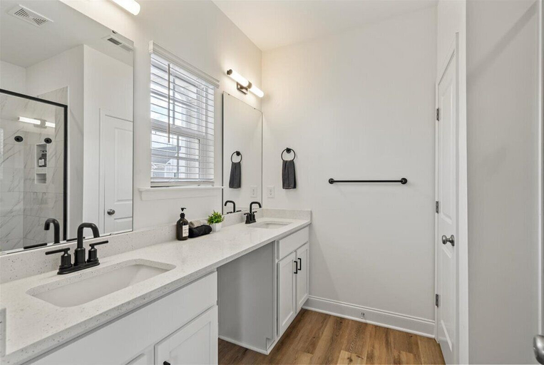 Bathroom 4, 3BR Townhouse Mins to Uptown Charlotte, Mecklenburg