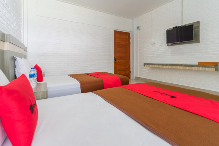 RedDoorz Plus @ Vantas Hotel Parbaba - Tap to explore photos