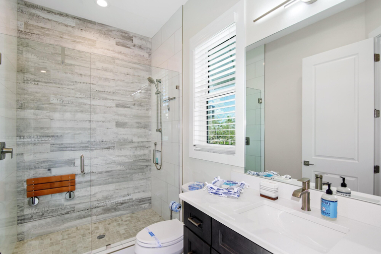 Bathroom 3, Anchors Down, Lee