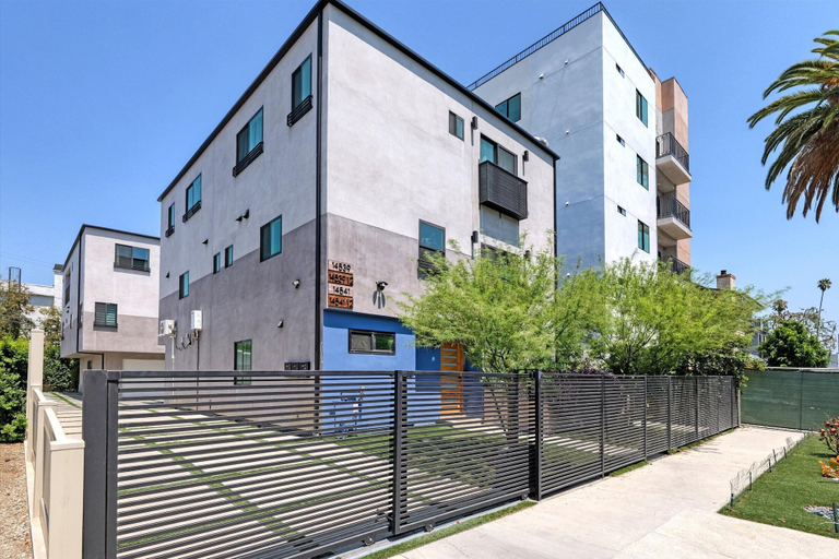 Front of property, L.A Haven Georgous Townhome Garage Park, Los Angeles