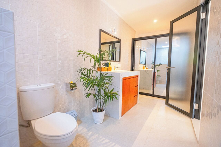 Bathroom 2, Crystal Flow Guest House & Apartment Canggu, Badung