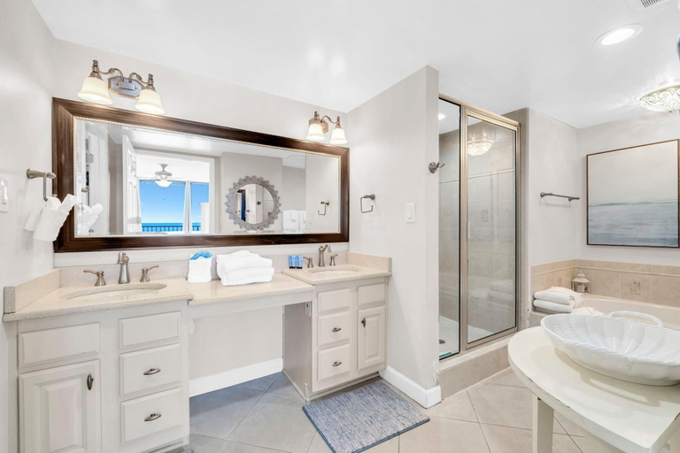 Bathroom 4, Seachase E301, Bay