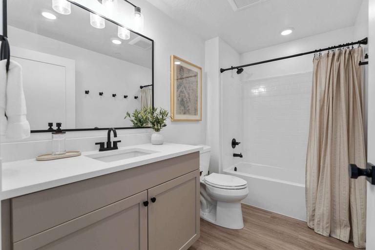 Bathroom 3, Terra Vista Stay for 8, Washington