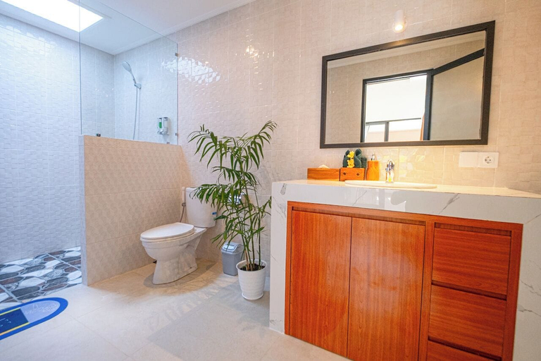 Bathroom 5, Crystal Flow Guest House & Apartment Canggu, Badung
