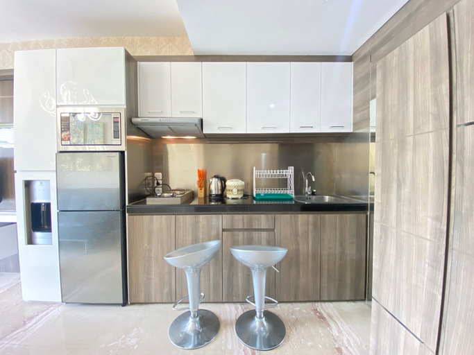 Private kitchen 3, Luxurious 1Br Apartment At Landmark Residence Bandung, Bandung
