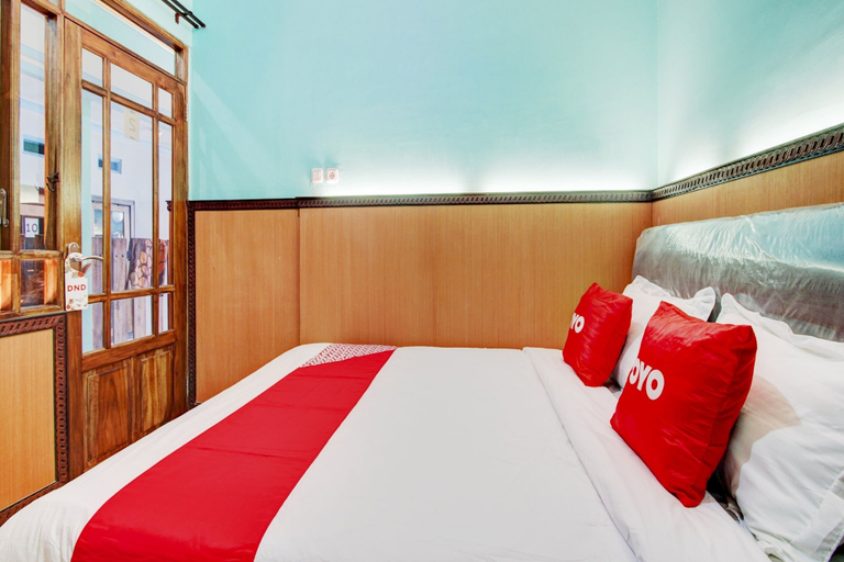 Room 2, Hotel O Sybilla Cafe & Homestay, Malang