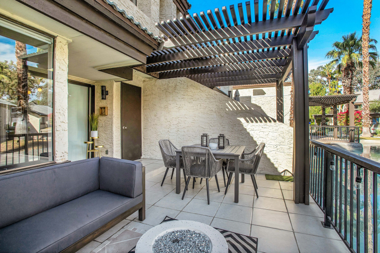 Outdoor dining 5, Desert Blue River Retreat, Riverside