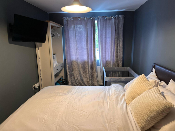 Bedroom 2, 3 Bed Entire House - Runcorn, Halton