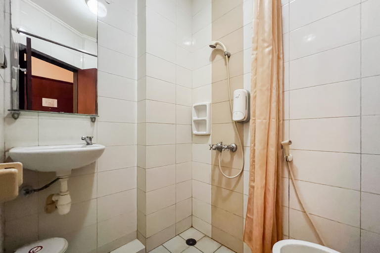 Bathroom 3, Urbanview Hotel Yasmin Makassar by RedDoorz, Makassar