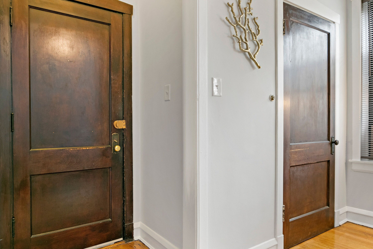 Interior entrance, 1BR Unit - Belmont J3, Cook