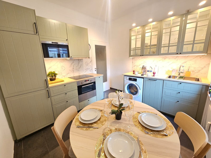 Private kitchen 3, Ideal city stay 1BR near train station, Luxembourg