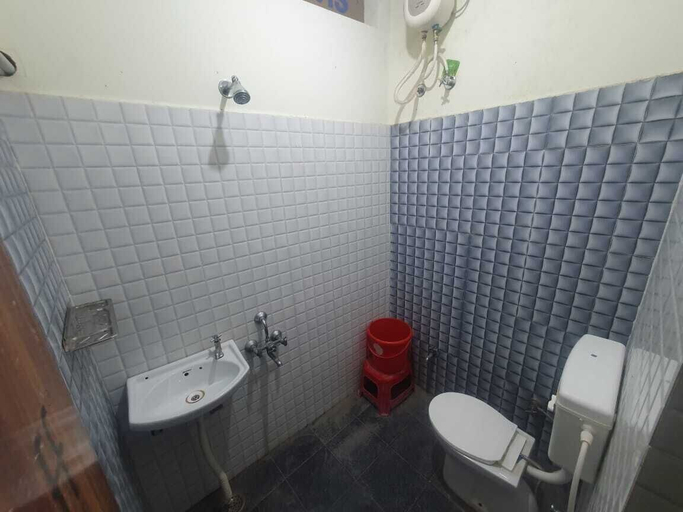 Bathroom 4, Hotel Sudama Palace, Chhatarpur