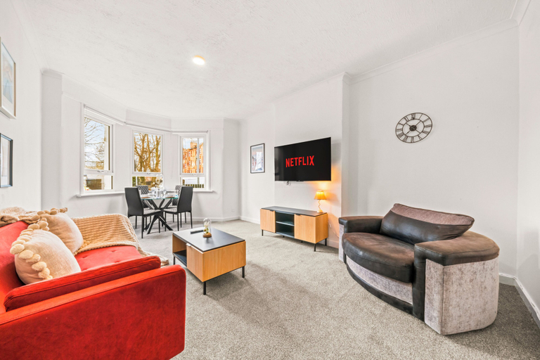 Living area 3, Cosy and Bright 3-Bedroom Flat, Glasgow