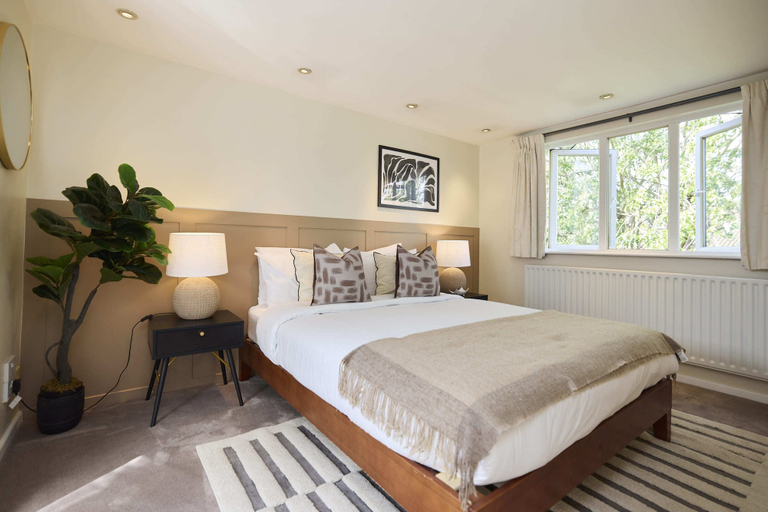 Room 3, Chiswick Townhouse with Garden & Parking, London