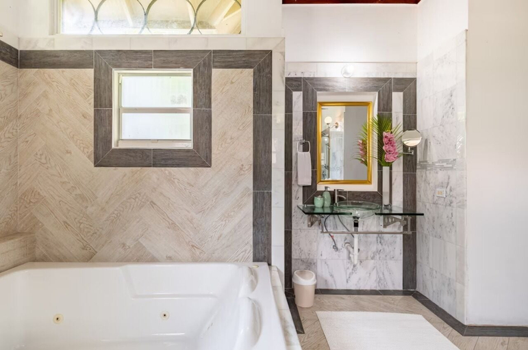 Bathroom 5, Euphoria at Paradisiac Beach Club