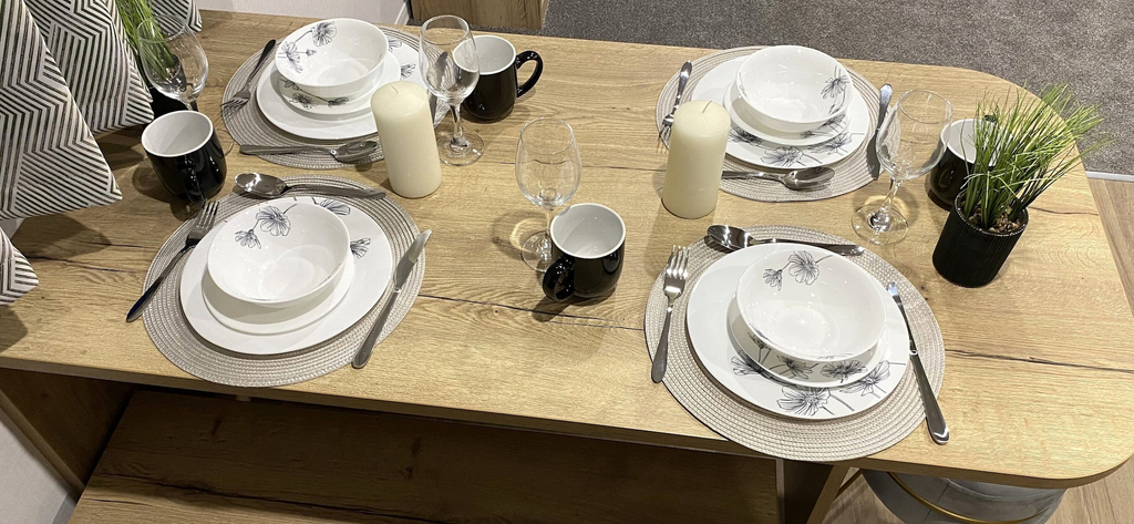 In-room dining, BAF Luxury Stays - Caravan Sleeps 8, Northamptonshire